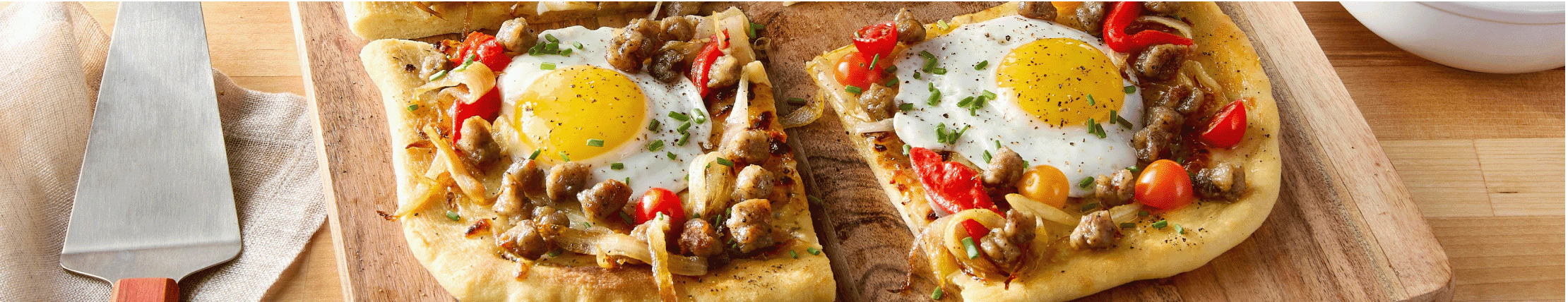 Flatbread pizza with eggs and vegetables 
